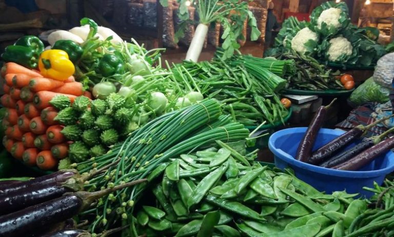সবজির বাজারে শীতের ছোঁয়ায় শীতলতা