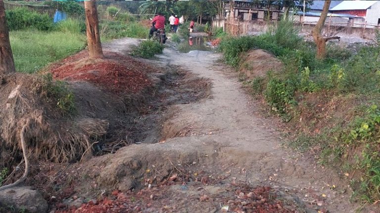 তিতাসে রাস্তায় ঠিকাদারের গাফিলতিতে দুর্ভোগে ২০ হাজার মানুষ