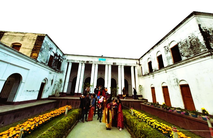 কবি মাইকেল মধুসূদন দত্তের জন্মদিনকে ঘিরে বাড়ির প্রাঙ্গনে মধুমেলা