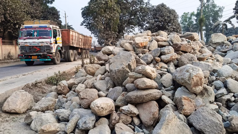 ভোলাগঞ্জে অবৈধ পাথর উত্তোলন: আইন ভেঙে চলছে লুট বুড়িমারী স্থলবন্দরে পাথর আমদানি বন্ধ, কর্মহীন দিন কাটছে শ্রমিকদের