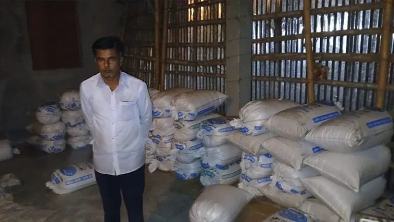 নেত্রকোনায় সেনাবাহিনীর অভিযানে বিপুল পরিমাণ টিসিভির চাল জব্দ, গ্রেপ্তার ২ নেত্রকোনায় সেনাবাহিনীর অভিযানে বিপুল পরিমাণ টিসিভির চাল জব্দ, গ্রেপ্তার ২