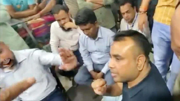 কাস্টমস কর্মকর্তার বিরুদ্ধে ঘুষের অভিযোগে বিক্ষোভ ব্যবসায়ীদের