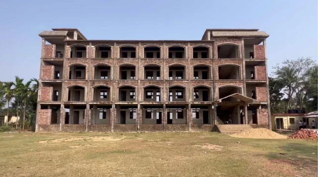 স্কুল ভবন নির্মাণের টাকা তুলে ঠিকাদার পলাতক স্কুল ভবন নির্মাণের টাকা তুলে ঠিকাদার পলাতক