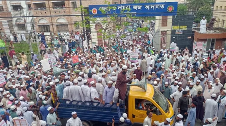 আদালতের প্রবেশমুখে হাতপাখা কর্মীদের অবস্থান, ভোগান্তিতে সাধারণ মানুষ