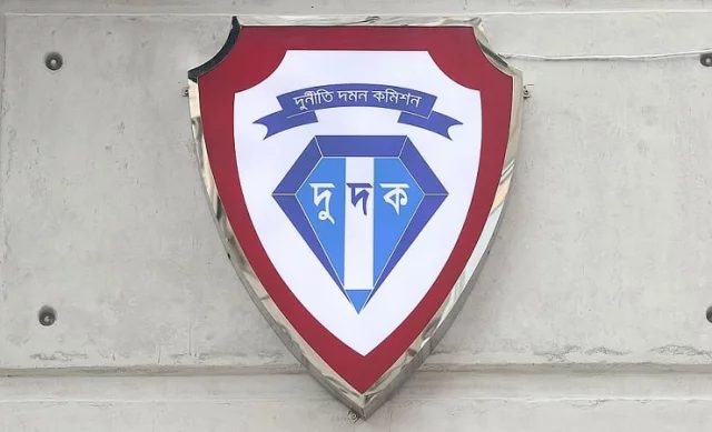 পাচার হওয়া অর্থ ফেরাতে দ্বৈত নাগরিকত্বধারী সরকারি কর্মকর্তাদের খুঁজছে দুদক পাচার হওয়া অর্থ ফেরাতে দ্বৈত নাগরিকত্বধারী সরকারি কর্মকর্তাদের খুঁজছে দুদক