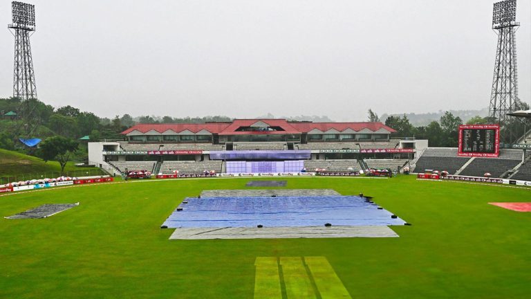চতুর্থ দিনে খেলা শুরু হতে দেরি হয়েছে।