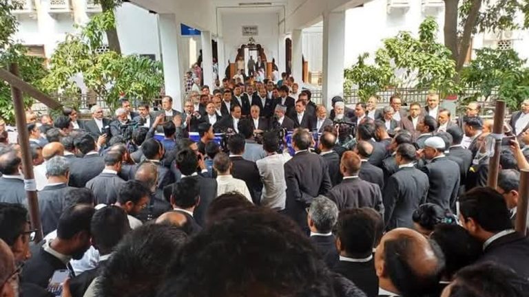 সাবেক প্রধান বিচারপতির বিচারের দাবিতে সুপ্রিম কোর্টে আইনজীবীদের বিক্ষোভ