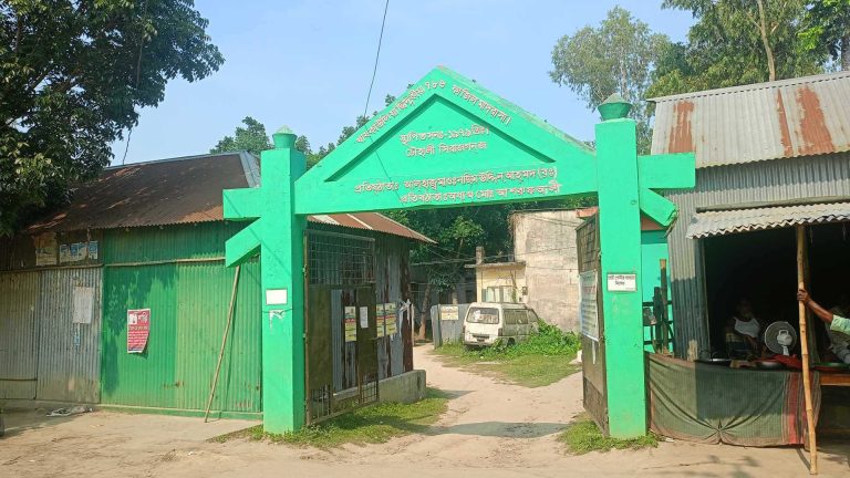 এসএসসি পরীক্ষাকেন্দ্রে উত্তর সরবরাহের অভিযোগে সিরাজগঞ্জে ১০ শিক্ষক আটক এসএসসি পরীক্ষাকেন্দ্রে উত্তর সরবরাহের অভিযোগে সিরাজগঞ্জে ১০ শিক্ষক আটক