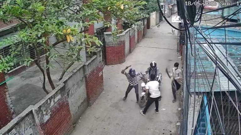 মগবাজারে দিনে-দুপুরে চাপাতি দিয়ে কুপিয়ে ছিনতাইয়ের ভিডিও ভাইরাল!