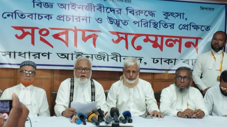 আদালতের ভিডিও ভাইরাল ঘটনায় বিচারককে আইনের আওতায় আনার দাবি আইনজীবীদের