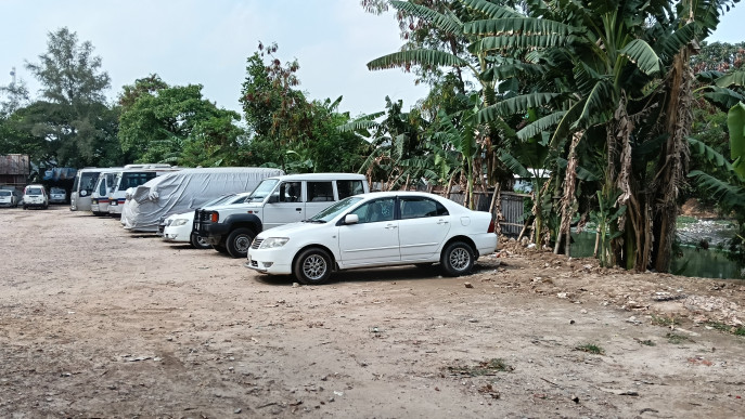 অবৈধ পার্কিং ব্যবসা চলছে গুলশান লেকে দখল করে