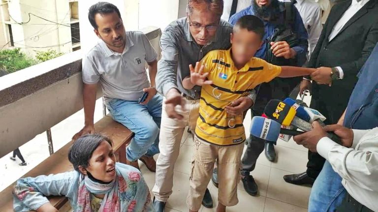 মায়ের আহাজারিতেও টলেনি সন্তান বাবার কাছেই থাকার নির্দেশ আদালতের