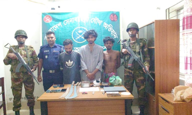 নড়াইলে মাদক ও প্রতারণায় জড়িত ৩ জন আটক নড়াইলে মাদক ও প্রতারণায় জড়িত ৩ জন আটক