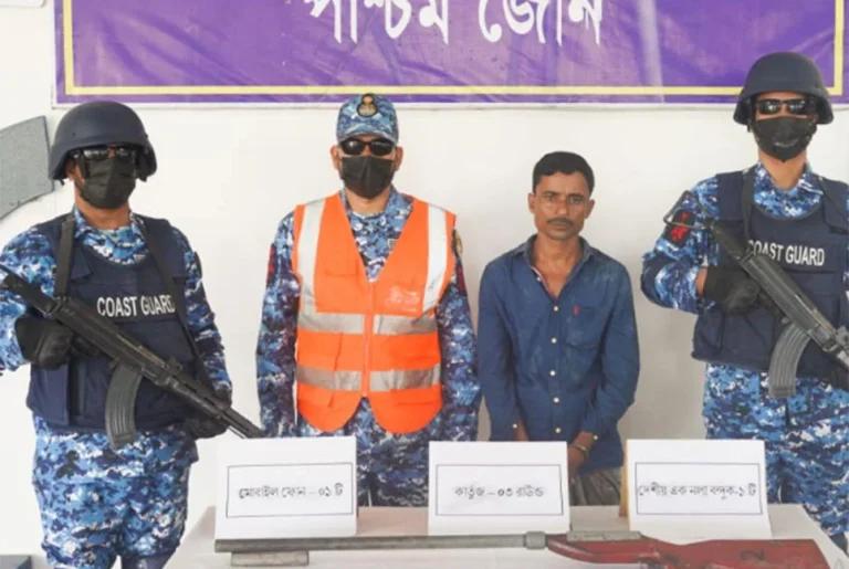সুন্দরবনে সাঁড়াশি অভিযানে অস্ত্রসহ বনদস্যু আটক সুন্দরবনে সাঁড়াশি অভিযানে অস্ত্রসহ বনদস্যু আটক