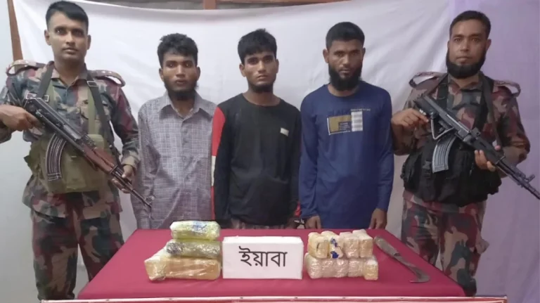 ৩৪ হাজার ইয়াবাসহ তিন রোহিঙ্গা আটক ৩৪ হাজার ইয়াবাসহ তিন রোহিঙ্গা আটক