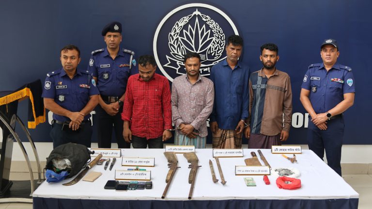 পুলিশের অভিযানে অস্ত্রসহ ধরা পড়ল চার ডাকাত পুলিশের অভিযানে অস্ত্রসহ ধরা পড়ল চার ডাকাত