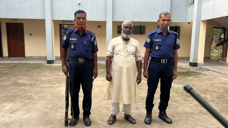 টিসিবি কার্ডে ঘুষ: রংপুরে ইউপি চেয়ারম্যান আটক