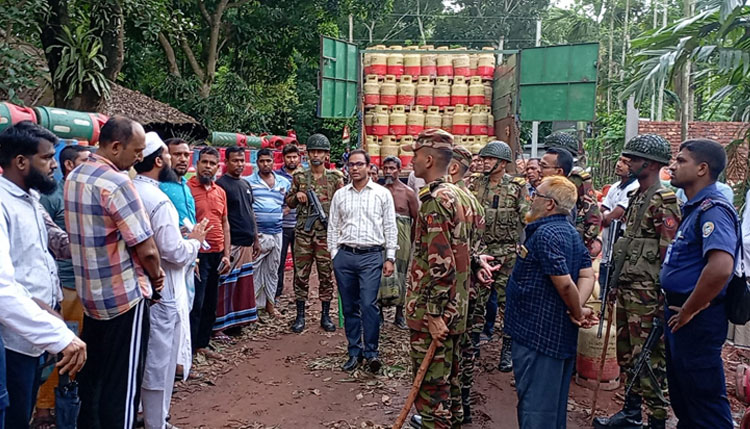 প্রভাবশালীদের ছত্রছায়ায় অবৈধ গ্যাস কারখানা প্রভাবশালীদের ছত্রছায়ায় অবৈধ গ্যাস কারখানা