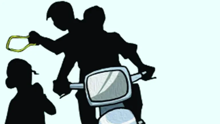 রাজশাহী বিভাগজুড়ে চুরি, ছিনতাই ও ডাকাতির ঘটনা ক্রমেই বেড়ে চলেছে। এতে করে সাধারণ মানুষের মধ্যে যেমন আতঙ্ক ছড়িয়ে পড়েছে, তেমনি স্থানীয় ব্যবসায়ী ও অভিভাবকদের মাঝেও নিরাপত্তা নিয়ে উদ্বেগ বাড়ছে। প্রতিদিনই কোথাও না কোথাও ঘটছে এমন অপরাধ, যার ফলে জনগণের মনে প্রশ্ন উঠছে—নিরাপত্তা ব্যবস্থা আদৌ কাজ করছে কি না। পুলিশ জানিয়েছে, পুরো বিভাগজুড়ে প্রতি মাসেই শতাধিক এমন অপরাধ সংঘটিত হচ্ছে। গত চার মাসে চুরি, ছিনতাই ও ডাকাতির অন্তত ৩৯০টি মামলা হয়েছে। এর মধ্যে চুরির ঘটনাই ছিল সবচেয়ে বেশি। বগুড়ায় ঘটেছে সবচেয়ে বেশি অপরাধ। অথচ প্রতিটি ঘটনা তদন্ত করে অপরাধীকে গ্রেপ্তারের ব্যাপারে পুলিশের প্রতিশ্রুতি থাকলেও বাস্তবে অনেক মামলারই অগ্রগতি নেই। ঈদের ছুটিতে রাজশাহীতে নিজ বাড়িতে ফেরার সময় ছিনতাইয়ের শিকার হন ব্র্যাক ব্যাংকের প্রধান শাখার কর্মকর্তা রাশিদুর রহমান ও তাঁর স্ত্রী ফাহমিদা সুলতানা। দিবাগত রাতের সেই ঘটনার পর এখনও কাউকে গ্রেপ্তার করতে পারেনি পুলিশ। একইভাবে রাজশাহীর বাঘা উপজেলায় পুলিশের এক সহকারী উপপরিদর্শকের বাড়িতেও চুরি হয়। সেখানেও কোনো অভিযুক্ত শনাক্ত হয়নি। এমনকি ভুক্তভোগী পুলিশ সদস্য নিজেই মামলা করতে অনিচ্ছুক ছিলেন বলে জানিয়েছেন ওসি। এসব ঘটনায় স্থানীয় নাগরিক সমাজ গভীর উদ্বেগ প্রকাশ করেছে। রাজশাহী রক্ষা সংগ্রাম পরিষদের সাধারণ সম্পাদক জামাত খান বলেছেন, পুলিশের দুর্বলতা এবং রাজনৈতিক প্রভাবের সুযোগে অপরাধ বেড়ে যাচ্ছে। অনেক সময় সেনাবাহিনীর সহায়তা ছাড়া অভিযান চালানো সম্ভব হচ্ছে না বলেও অভিযোগ করেন তিনি। অপরদিকে রাজশাহী বিশ্ববিদ্যালয়ের রাষ্ট্রবিজ্ঞান বিভাগের অধ্যাপক মাহমুদুর রহমান মনে করেন, সাম্প্রতিক কিছু ঘটনার পর প্রশাসনের মধ্যে এক ধরনের নিষ্ক্রিয়তা লক্ষ্য করা যাচ্ছে, যা জনমনে অস্থিরতা বাড়িয়ে তুলছে। অপরদিকে পুলিশের রাজশাহী রেঞ্জের ডিআইজি মোহাম্মদ শাহজাহান দাবি করেছেন, পুলিশ আবারও সক্রিয়ভাবে মাঠে নামছে এবং অপরাধ নিয়ন্ত্রণে সর্বোচ্চ চেষ্টা চালিয়ে যাচ্ছে। তাঁর মতে, অপরাধ নির্মূল করা সম্ভব নয়, তবে প্রচলিত আইনের আওতায় প্রতিটি অপরাধীকে বিচারের মুখোমুখি করতে তারা কাজ করে যাচ্ছে। তবে বাস্তবতা হলো, মানুষ প্রতিনিয়ত অপরাধের শিকার হচ্ছে এবং প্রতিকার পাচ্ছে না। প্রতিটি অপরাধ যেন আরেকটি নতুন আতঙ্কের জন্ম দিচ্ছে। আইনশৃঙ্খলা বাহিনীর প্রতি মানুষের আস্থার জায়গা যেন দিনে দিনে সংকুচিত হয়ে পড়ছে। এখন সময় এসেছে পরিস্থিতি নিয়ন্ত্রণে কার্যকর, দৃশ্যমান এবং টেকসই পদক্ষেপ নেওয়ার। অন্যথায়, এই অপরাধচক্র রাজশাহী বিভাগে স্থায়ী আতঙ্কে পরিণত হবে।