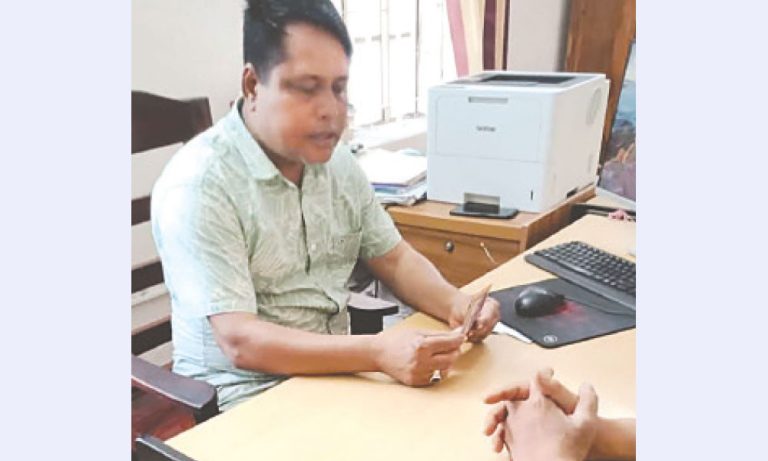 দৌলতখান ভূমি অফিসে ঘুষ ছাড়া হয় না কাজ দৌলতখান ভূমি অফিসে ঘুষ ছাড়া হয় না কাজ
