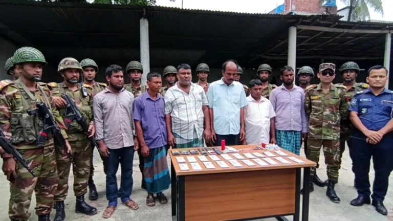 পঞ্চগড়ে ৮০ হাজার জাল ডলারসহ ছয় প্রতারক আটক পঞ্চগড়ে ৮০ হাজার জাল ডলারসহ ছয় প্রতারক আটক