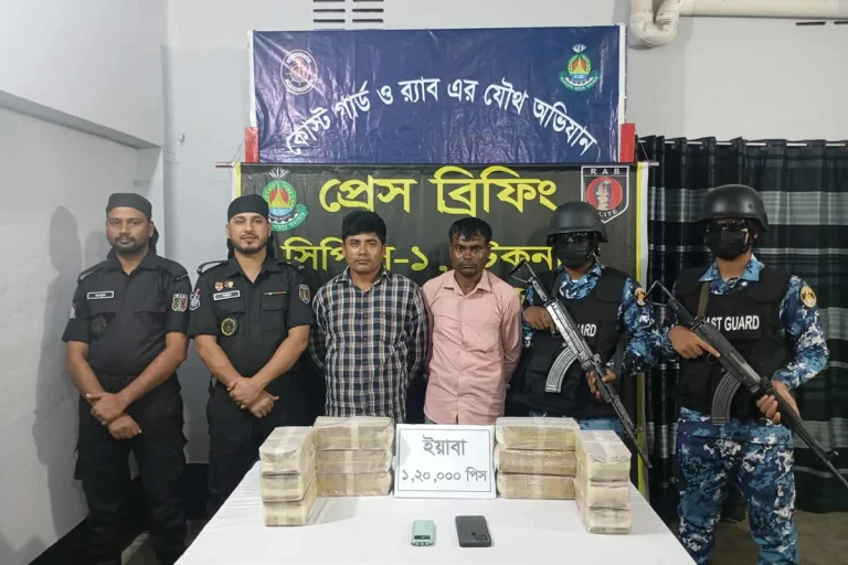 টেকনাফে যৌথ অভিযানে ১ লাখ ২০ হাজার ইয়াবা উদ্ধার গ্রেফতার ২ টেকনাফে যৌথ অভিযানে ১ লাখ ২০ হাজার ইয়াবা উদ্ধার গ্রেফতার ২