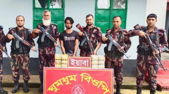 সীমান্তে ১ লাখ ২০ হাজার ইয়াবাসহ রোহিঙ্গা তরুণ আটক সীমান্তে ১ লাখ ২০ হাজার ইয়াবাসহ রোহিঙ্গা তরুণ আটক