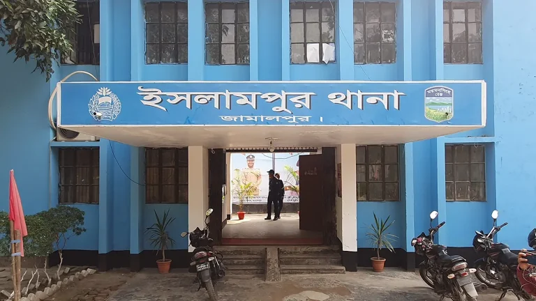 ইসলামপুরে প্রকাশ্যে সাবেক ইউপি মেম্বারের টাকা ছিনতাই ইসলামপুরে প্রকাশ্যে সাবেক ইউপি মেম্বারের টাকা ছিনতাই