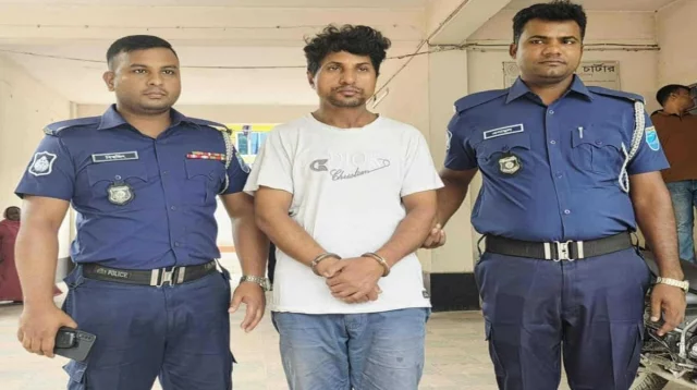 নারায়ণগঞ্জে চার স্কুলছাত্রীকে ধর্ষণের অভিযোগে শিক্ষক গ্রেপ্তার নারায়ণগঞ্জে চার স্কুলছাত্রীকে ধর্ষণের অভিযোগে শিক্ষক গ্রেপ্তার