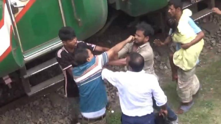 গাইবান্ধায় যাত্রীদের বিরোধ মেটাতে গিয়ে মারধরের শিকার স্টেশনমাস্টার