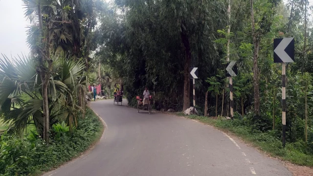 ২৯ কিমি সড়কে ৩০ বাঁক, মৃত্যুঝুঁকি নিয়েই চলাচল ২৯ কিমি সড়কে ৩০ বাঁক, মৃত্যুঝুঁকি নিয়েই চলাচল