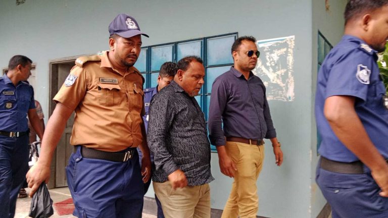সৈয়দপুর রেলওয়ে কারখানায় পাত কেটে পাচার সৈয়দপুর রেলওয়ে কারখানায় পাত কেটে পাচার
