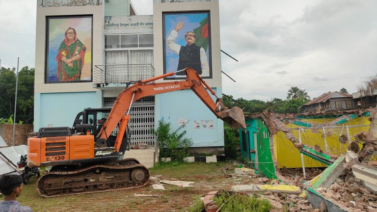 কোটালীপাড়ায় অবৈধ স্থাপনা উচ্ছেদ অভিযান