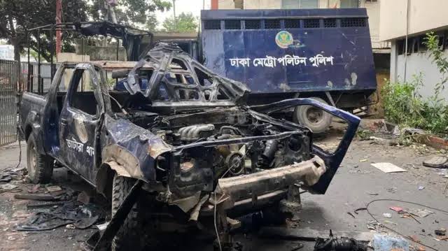 পুলিশের গাড়ি 