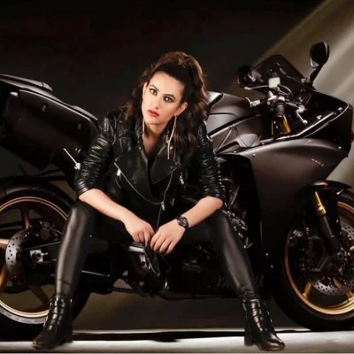 নায়িকার জুতা নিক্ষেপে প্রযোজকের ১০ কোটি মানহানি মামলা