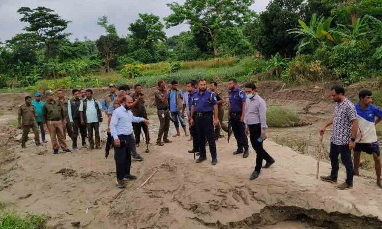 অবৈধ বালু উত্তোলনে অভিযানে ২ ড্রেজার-ভেকু জব্দ