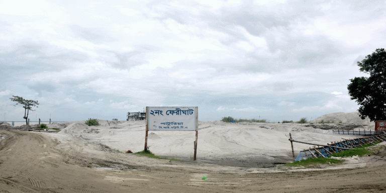 পাটুরিয়া ঘাটে চলছে বালু বাণিজ্যের দখলযুদ্ধ পাটুরিয়া ঘাটে চলছে বালু বাণিজ্যের দখলযুদ্ধ