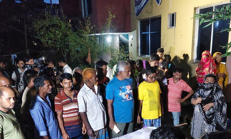 ভেজাল মদ খেয়ে একদিনে পাঁচজনের মৃত্যু, বিক্রেতা গ্রেপ্তার ভেজাল মদ খেয়ে একদিনে পাঁচজনের মৃত্যু, বিক্রেতা গ্রেপ্তার