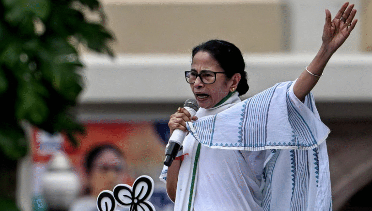 তৃণমূল কংগ্রেসের সমাবেশে মমতা বন্দ্যোপাধ্যায়। ছবি; এএফপি