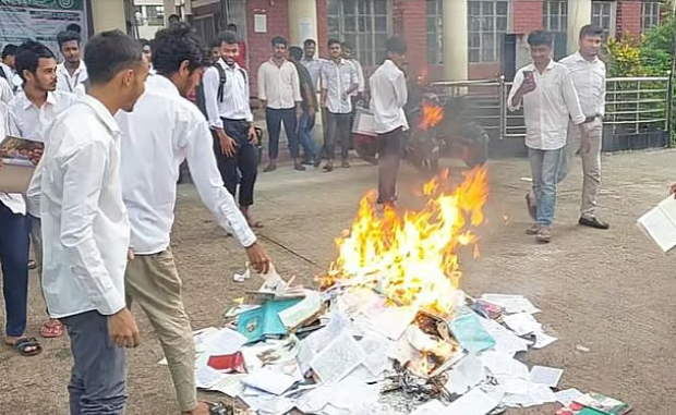 বই পোড়ানোর রাজনীতিটা আসলে কী বই পোড়ানোর