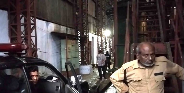 চিনিকলে ডাকাতি: নিরাপত্তারক্ষীদের বেঁধে ট্রাকে মালামাল লুট