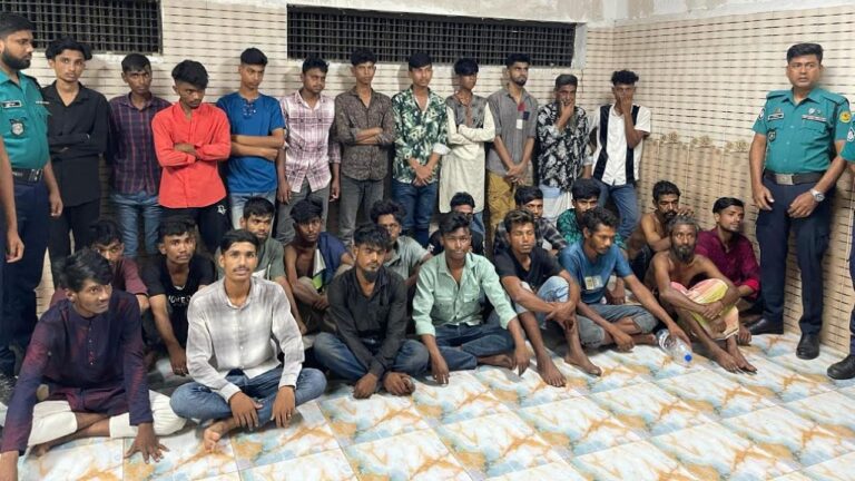 কারওয়ান বাজারে সাঁড়াশি অভিযানে ছিনতাইকারীসহ গ্রেপ্তার ৩০