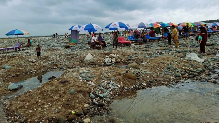 পাথর লুটের পেছনে রাজনীতি ও ব্যবসার মিলন, প্রশাসন কেন ব্যর্থ?