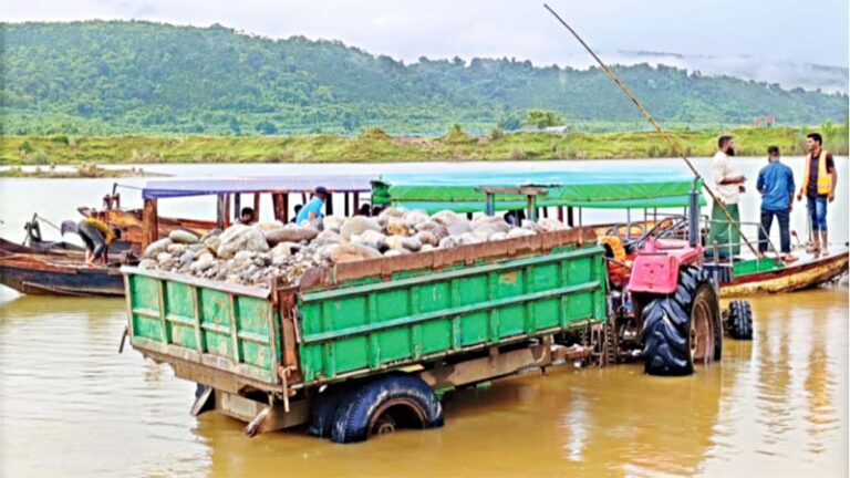 সিলেট ভোলাগঞ্জ: পথে পথে লুট হওয়া সাদা পাথর