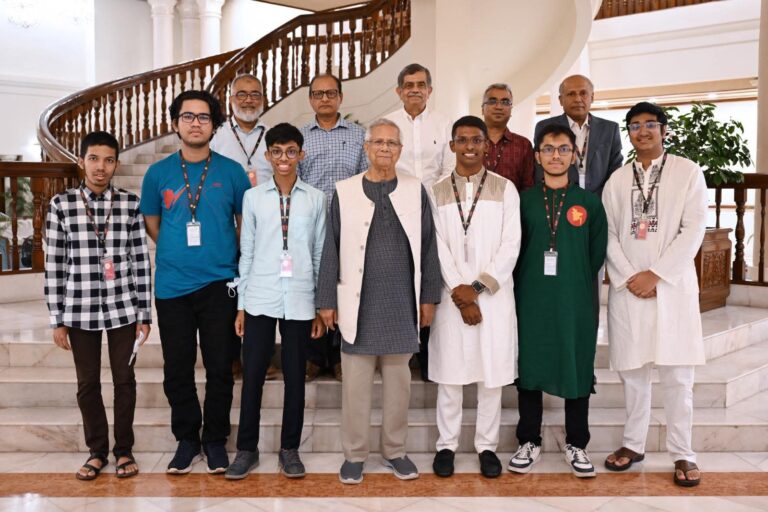 আন্তর্জাতিক অলিম্পিয়াডে পদকজয়ী ৬ শিক্ষার্থীর সঙ্গে প্রধান উপদেষ্টার সাক্ষাৎ