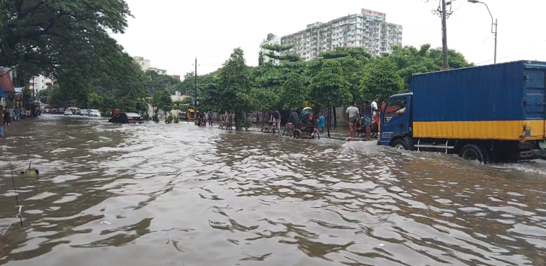 ঢাকায় বৃষ্টি মানেই ডুবন্ত শহরের ছবি, সমাধান অধরাই