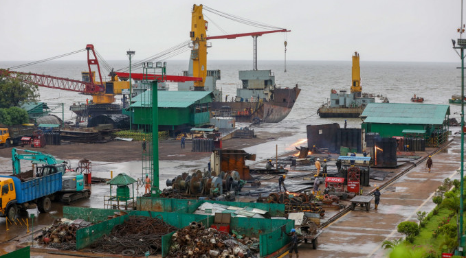 দেশের জাহাজ ভাঙা শিল্পে নীতি হীনতার ছায়া