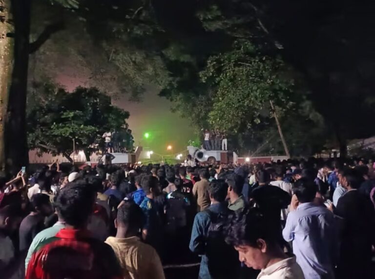 রাতে উপাচার্যের বাসভবন ছাড়লেন রাবির আন্দোলনরত শিক্ষার্থীরা