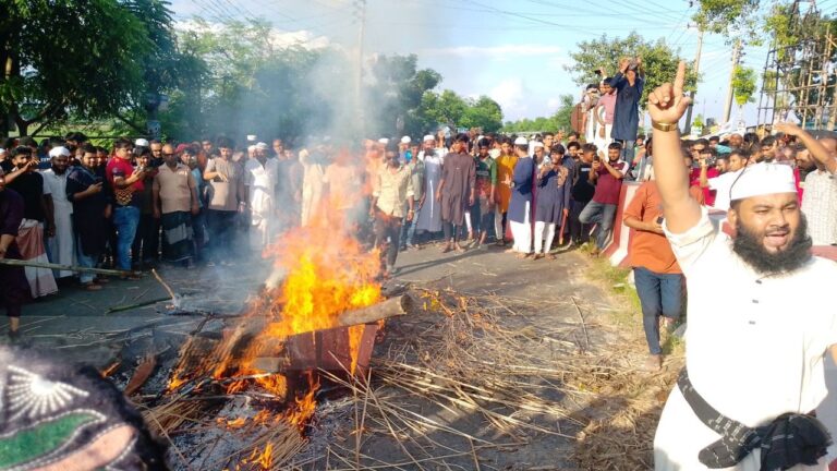 মাজারে হামলা ও মব সন্ত্রাস—সরকার নিরাপত্তা দিতে কেন ব্যর্থ?