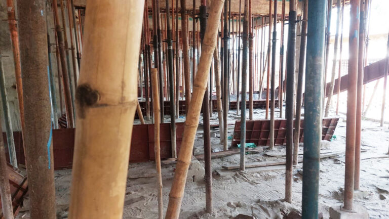 চুয়াডাঙ্গার স্কুল ভবন নির্মাণে বাঁশ-কাঠ, নিরাপত্তা ঝুঁকি